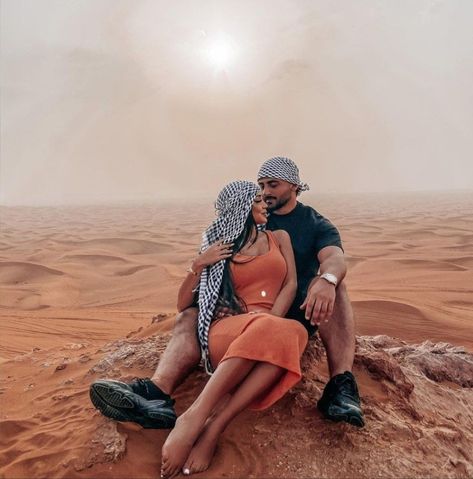 Desert Outfit Ideas Dubai, Dubai Desert Outfit, Desert Safari Outfit, Desert Photoshoot Outfit, Desert Outfit Ideas, Dubai Fashion Women, Dubai Couple, Dubai Outfits Ideas, Egypt Outfits