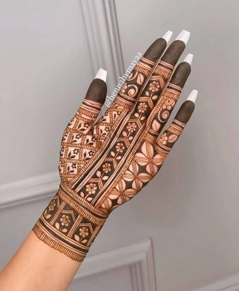 Mehendi design Tikki Mehndi, Traditional Mehndi Designs, Short Mehndi Design, Mehndi Mehndi, Eid Mehndi, Simple Jewellery, Full Mehndi Designs, Mehndi Decor, Mehndi Designs Front Hand