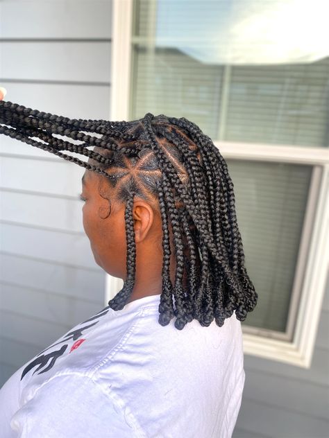 My hands have been wanting to try this style sooo bad for a long time! I got to do it TWICE in the same week!! Both in triangle and square shapes. Perfect for all those into short hair🔥🔥🔥 . Its called bantu-knot braid ends. #braids #shortbraids Short Braids With Knots At The End, Braids With Knots At The End, Box Braids Images, Triangle Box Braids, Large Box Braids, Colored Box Braids, Bantu Knot, Jojo Jojo, Short Box Braids Hairstyles