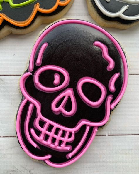 Laura's Cookie Studio on Instagram: “INSTAGRAM LIVE neon technique tutorial TOMORROW 8/18 @ 12pm. I tried recording this today, but I need to use my projector and it went…” Neon Cookies, Black Icing, Halloween Sugar Cookies Decorated, Cookie Gram, Neon Effect, Royal Iced Cookies, Crazy Cookies, Halloween Sugar Cookies, Icing Colors