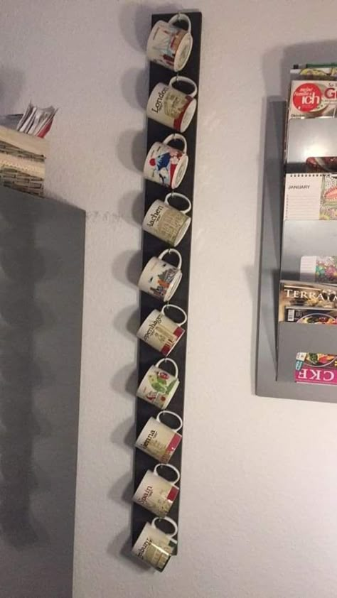 Souvenir Display, Coffee Mug Display, Mug Storage, Coffee Mug Holder, Mug Display, Diy Bathroom Furniture, Diy Mugs, Pallet Furniture Living Room, Diy Apartment Furniture