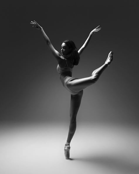 Dance Poses Ballet, Ballet Dancers Photography, Dance Photography Ideas, Cool Ballet Poses, Artistic Ballet Photography, Dance Photoshoot Poses Ballet, Contemporary Ballet Poses, Ballet Photography Poses, Dance Photo Shoot