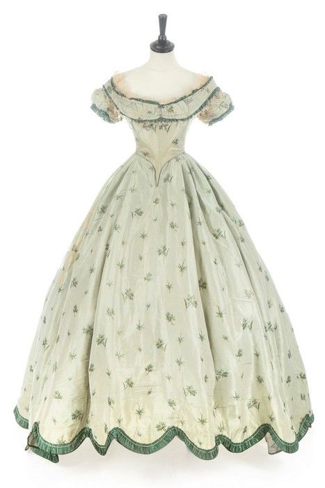 Evening dress ca. 1860From Kerry Taylor Auctions Shadow Dress, Gaun Abad Pertengahan, Historical Gowns, 1860 Fashion, Mode Tips, 1800s Fashion, 19th Century Fashion, Period Outfit, Old Dresses