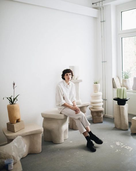 yasmin bawa uses hemp to create sustainable monolithic plant pots Sculptural Furniture, Ceramic Furniture, Keramik Design, Paris Design, Style Deco, Hand Molding, Ceramics Ideas Pottery, Studio Space, Organic Shapes