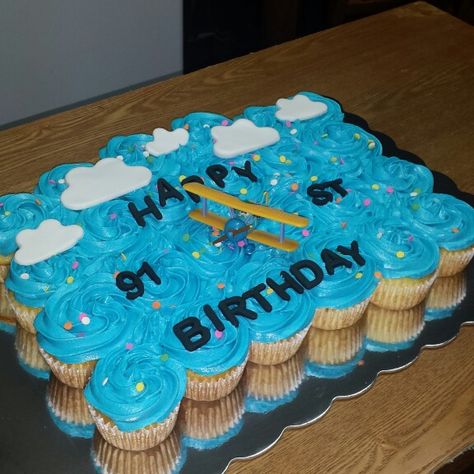 Birthday Airplane pull apart cupcakes Baby Birthday Cupcakes, Airplane Cupcakes, Airplane Birthday Cakes, 91 Birthday, Airplane Cake, Thomas Birthday, Airplane Theme, Pull Apart Cupcakes, Cupcake Birthday