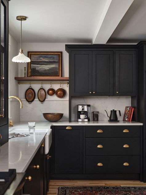 The English Kitchen - Decor Maine Moody Kitchen, English Kitchens, Black Kitchen Cabinets, Dark Kitchen, Kitchen Farmhouse, Black Cabinets, Updated Kitchen, Black Kitchens, White Kitchen