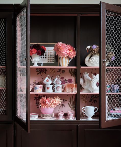 Farrow & Ball's lesson in sophisticated Barbiecore | Wall Color Schemes, Bold Kitchen, Dark Kitchen, Farrow And Ball, Wall Paint Colors, Pink Room, Painting Kitchen Cabinets, Living Room Colors, Pink Tone