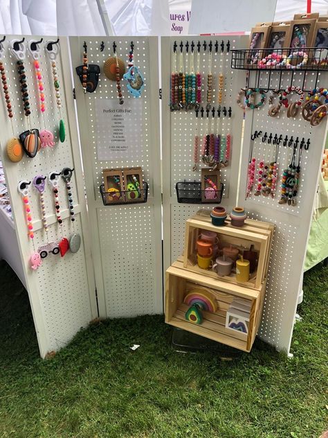 Peg Board Jewelry Display, Senior Photo Display, Crochet Craft Booth, Business Booth Ideas, Crochet Booth, Craft Fair Setup, Jewelry Vendor Display, Clowns Halloween Decorations, Fair Setup