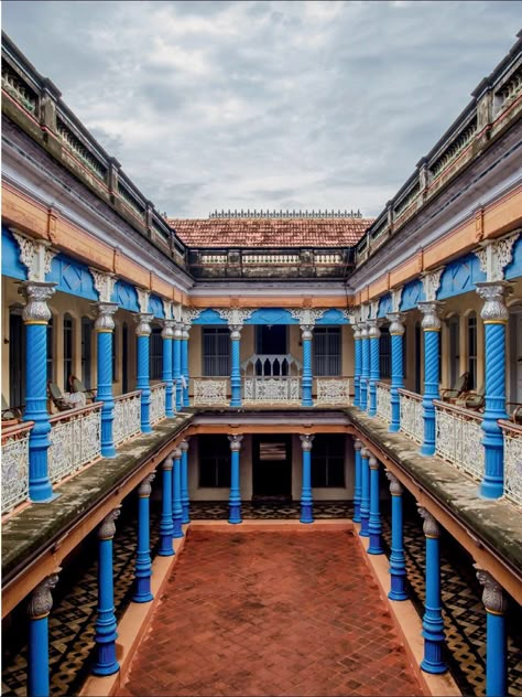 The opulent mansions of Chettinad , Tamil Nadu. Chettinad House, Mansion Plans, Indian Home Design, Asian Architecture, Kerala House Design, Kerala Houses, Home Design Floor Plans, Unusual Homes, Simple House Plans