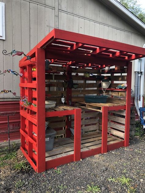 Pallet Shed Plans, Outdoor Pallet Projects, Red Shed, Pallet Building, Diy Wood Pallet Projects, Pallet Shed, Wooden Pallet Projects, Pallet Crafts, Potting Bench