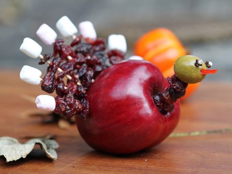 Cute Edible  Apple Turkey (Thanksgiving Treat) Thanksgiving Treat Recipes, Apple Turkey Craft, Apple Cider Brined Turkey, Apple Turkey Recipes, Cute Thanksgiving Desserts, Turkey Craft For Kids, Apple Turkey, Thanksgiving Fruit, Thanksgiving Desserts Kids