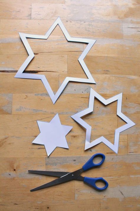 Spinning star mobile craft with template - NurtureStore Star Crafts For Kids, Hanukkah Cards Handmade, Star Crafts, Hanukkah Art, Mobile Craft, Jewish Crafts, Hanukkah Crafts, Lesson Plans For Toddlers, Mobile Template