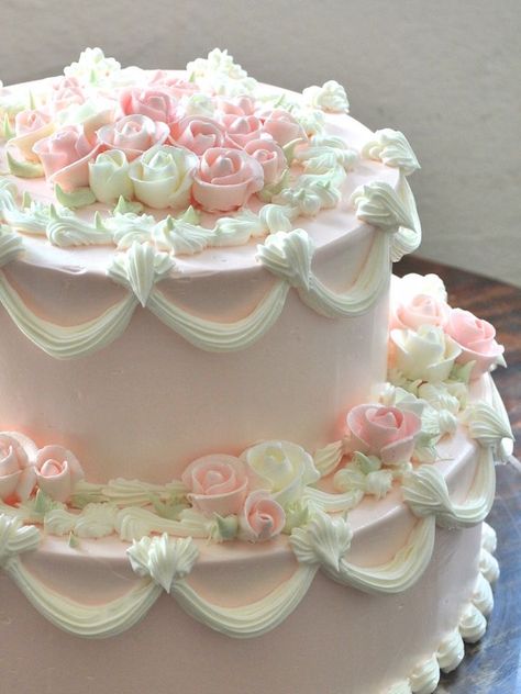 Quince Cake, Frosting Flowers, Vintage Birthday Cakes, Pastel Cakes, Cupcakes Decorados, Gateaux Cake, Pretty Dessert, Cute Baking, Valentine Cake