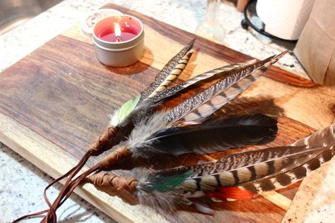 DIY feather smudge fan — Nikdreamer Smudge Sticks Diy, Feather Smudge Fan, Smudge Wands, Smudge Feathers, Feather Magic, Smudge Fans, Feather Meaning, Smudge Fan, Smudging Feathers