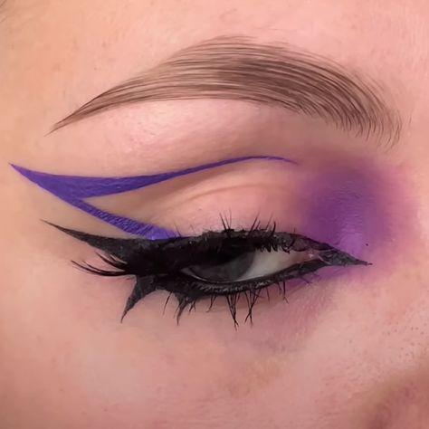 Purple Eyeliner Looks, Image Girly, Purple Eyeliner, Doll Eye Makeup, Face Art Makeup, Graphic Makeup, Work Makeup, Rave Makeup, Edgy Makeup