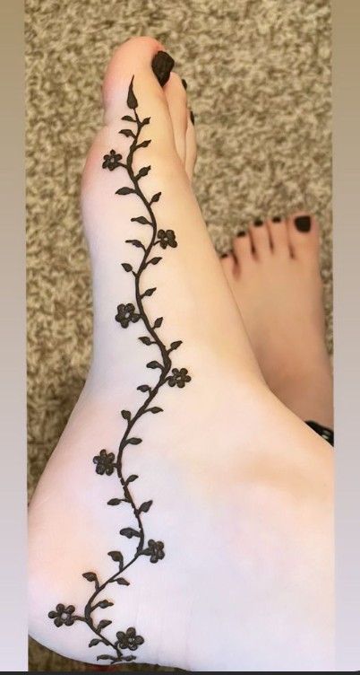 Henna For Feet Simple, Henna Designs Feet Easy, Henna Foot Designs, Simple Foot Henna, Henne Tattoo, Cute Henna Designs, Mehndi Ideas, Foot Henna, Cute Henna