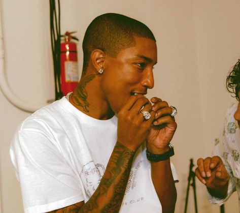 Strapped Archives on Instagram: “Pharrell Williams photographed by Johnny Nunez while receiving new grills from Gabby The Jeweler in New York City, NY - August 25, 2004” Nerd Pharrell, 2000s Fashion Men, The Maxx, Rap Aesthetic, August 25, Hip Hop Culture, Pharrell Williams, What’s Going On, Pretty Men