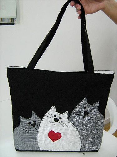 Bolso / Tote Bag -inspiration photo | from Flickr Trendy Bags With Cat Design, Applique Cats, Cute Black Bag With Cat Design, Applique Cat, Kitty Pillow, Cat Magazine, Projek Menjahit, Cute Cat Print Tote Bag, Cat Design Tote Shoulder Bag