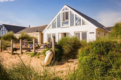 A perfect seaside holiday in East Sussex: Barefoot Beach House Camber Sands, Modern Contemporary Kitchen, Cornwall Beaches, Unique Cottages, Uk Beaches, Seaside House, Luxury Beach House, Dream Beach Houses, Luxury Cottage