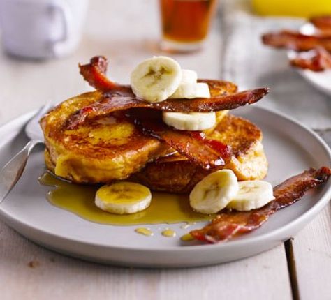 Brioche French toast with bacon, banana & maple syrup French Toast Christmas, French Toast And Bacon, French Toast Bacon, Pancakes With Bacon, Banana Sundae, Toast Bacon, Christmas Brunch Recipes, Delicious French Toast, Brioche French Toast