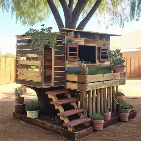 Pallet Tree Houses, Pallet Tree, Kids Backyard Playground, Tree House Plans, Backyard Kids Play Area, Tree House Diy, Tree House Kids, Pallet House, Cool Tree Houses