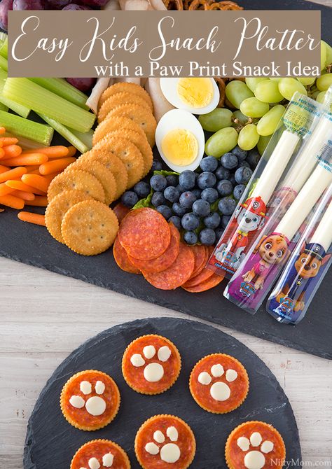 Paw Patrol Bento Lunch, Paw Print Snacks, Paw Patrol Lunch Ideas, Wolf Themed Snacks, Paw Patrol Charcuterie Board, Paw Patrol Snacks, Paw Patrol Snack Ideas, Wolf Birthday, Party Essen