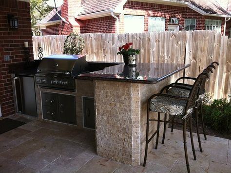 Outdoor kitchen in Sugar Land, Texas | Texas Custom Patios | Flickr Outdoor Kitchen Countertops, Outdoor Kitchen Decor, Outdoor Kitchen Bars, Outdoor Kitchen Appliances, Patio Kitchen, Backyard Kitchen, Budget Patio, Casa Exterior, Outdoor Kitchens