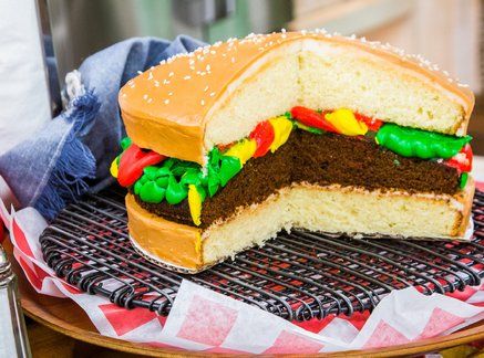 Cheeseburger Cake Cheeseburger Cake Ideas, Cheeseburger Themed Birthday, Cheeseburger Party Theme, Hamburger Cake Tutorial, Cheeseburger Cake Birthday, Hamburger Cake Birthdays, Cheeseburger Birthday Party, Burger Cake Birthday, Hamburger Cake Ideas