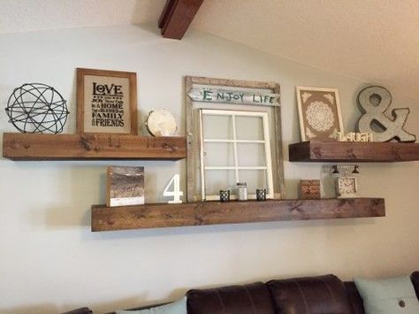 Living Room decor - rustic farmhouse style floating shelves over sofa in natural wood. Koti Diy, Hantverk Diy, Floating Shelves Living Room, Furnitur Ruang Keluarga, Shelf Floating, Living Room Decor Rustic, Farmhouse Shelves, Living Room Shelves, Room Shelves