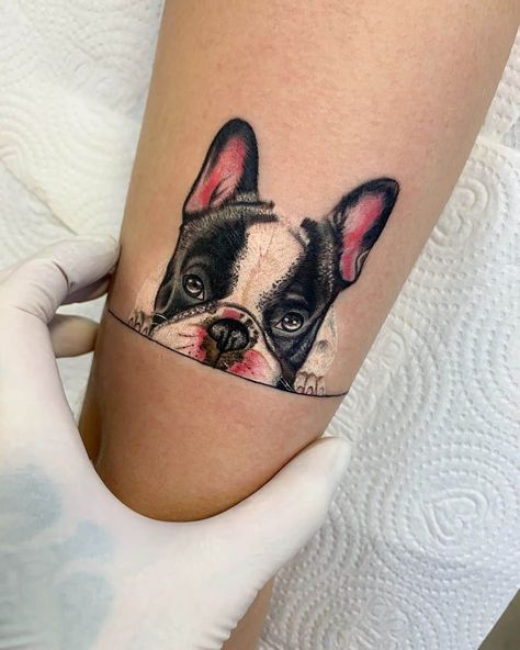 Quando o amor pelos pets não cabem mais no peito, muitos 'papais' de cachorros decidem homenager com tatuagens. Veja algumas inpirações Milo Tattoo, Boston Terrier Tattoo, French Bulldog Tattoo, Pug Tattoo, Cowgirl Tattoos, Scar Cover Up, Bulldog Tattoo, Whale Tattoos, Geniale Tattoos