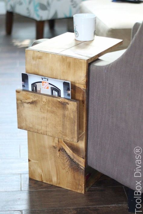 Super EASY Sofa Laptop Desk - or forget the magazine rack and you can pick it up and use it over your lap Laptop Desk Diy, Wallpapers Computer, Fine Woodworking Furniture, Sofa Desk, Living Sofa, Handmade Desks, Reclaimed Wood Desk, Desk Diy, Magazine Storage