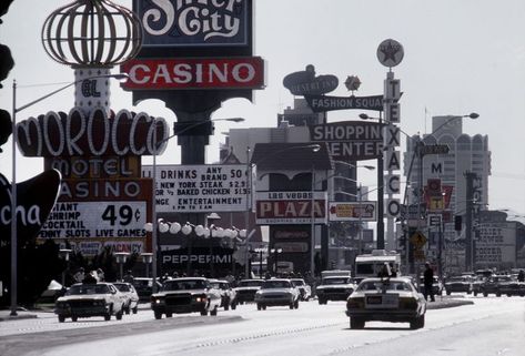 Las Vegas Throughout History - Las Vegas Vintage Photos Las Vegas Cheap, Las Vegas Bars, Downtown Vegas, Vegas Bars, Vegas Clubs, Vegas Showgirl, Old Vegas, Las Vegas Clubs, Vintage Las Vegas