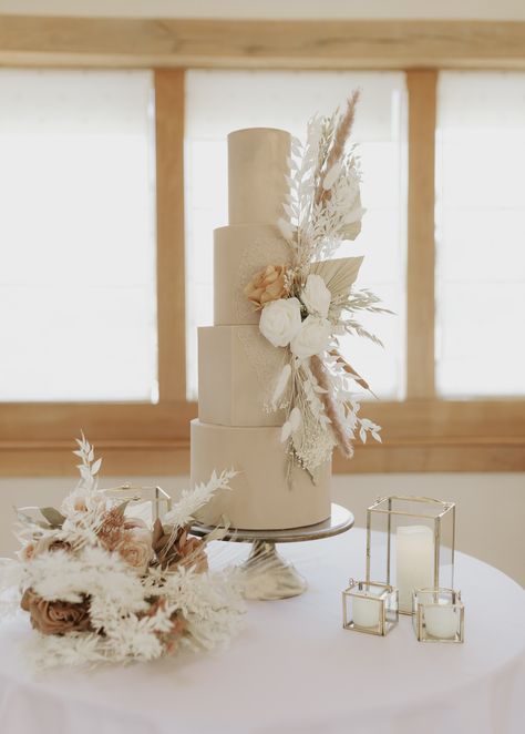 Colour for a barn wedding are so key, and these creams and neutral tones are so complimentary to the surroundings. The cake keeps simple and smooth, but with the dried floral additions to create depth and texture to this cake, tying in with the bride's bouquet. Simple Floral Wedding Cake, Floral Wedding Cake, Barn Wedding Cake, Converted Barn, Simple Floral Wedding, Cake Inspo, Barn Wedding Cakes, Modern Wedding Cake, Bride's Bouquet