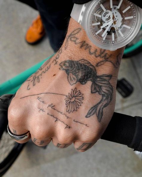 Daisy flower tattoo on Matthias Dandois' hand. Daisy Tattoo For Men, Daisy Hand Tattoo, Daisy Tattoo Men, Daisy Flower Tattoo, Men Flower Tattoo, Daisy Flower Tattoos, City Tattoo, Daisy Tattoo, City Gallery