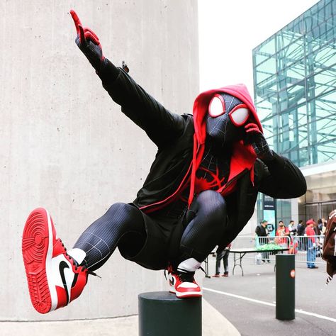 This year's New York Comic Con featured everyone from Venom to Domino to Moana and Maui! Diy Miles Morales Costume, Miles Morales Spiderman Costume, Miles Morales Cosplay, Halloween Hands, Miles Morales Costume, Moana And Maui, Spider Men, Spider Man Miles, Spider Man Miles Morales