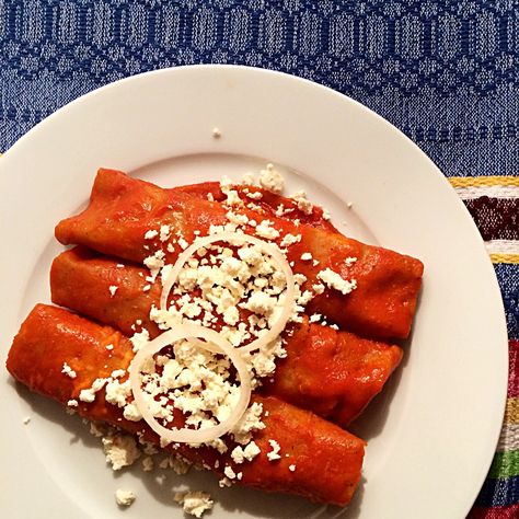 Enchiladas Rojas are so popular in Mexico that you will find them in any Mexican restaurant, this is the type of dish that you could use to describe Mexican food: comforting, vibrant in colour, healthy, delicious, simple and use of chillies. In my family we always use dried Anaheim chillies to make the red sauce, […] Enchiladas Rojas Recipe, Enchiladas Mexicanas, Enchiladas Rojas, Mexican Enchiladas, Best Enchiladas, Mexican Buffet, Easy Enchiladas, Red Enchiladas, Mexico Food