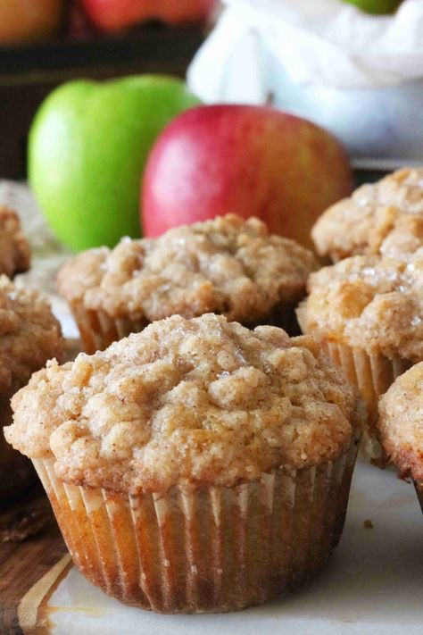 Make these Easy Apple Muffins with a Crumb Topping for a sweet breakfast recipe everyone will love! Cinnamon muffins loaded with baked apples are the perfect holiday breakfast treat and the perfect brunch recipe for feeding a crowd! #muffinrecipe #muffins #applemuffins #applemuffinrecipe #crumbtopping #brunch #breakfast Digestive Recipes, Apple Crumb Muffins, Apple Crumble Muffins, Apple Muffins Healthy, Healthy Apple Crumble, Muffins Blueberry, Crumble Muffins, Perfect Apple Pie, Apple Muffin Recipes