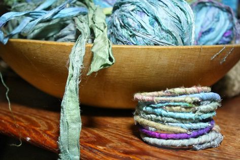 UMELECKY : Textile Bracelet Tutorial Fabric Bracelets Diy, Carillons Diy, Bracelets Macrame, Bracelets Tutorial, Bracelets Friendship, Fiber Art Jewelry, Round Nose, Fabric Bracelets, Silk Jewelry