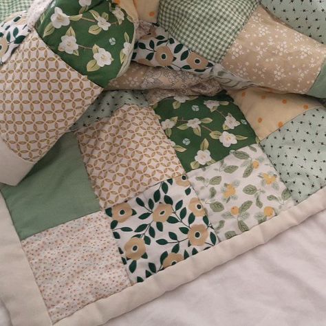 Design Textile, Patchwork Quilt, Handmade Quilts, Quilt Blanket, Quilt Inspiration, Sewing Inspiration, Quilt Sewing, Patchwork Quilts, Baby Quilts