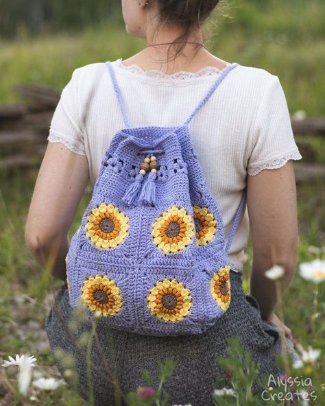 To get more updates about Crochet Birthday Gifts Must visit our website https://bepatterns.com/ Modern Haken, Crochet Drawstring Bag, Crochet Backpack Pattern, Free Crochet Bag, Crochet Backpack, Mode Crochet, Crochet Daisy, Crochet Sunflower, Crochet Handbags Patterns