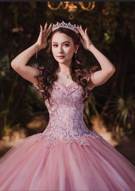 Poses For 15 Pictures, Quinceanera Party Photography, Quinceanera Photography Ideas, Fun Quince Pictures, Pre Quince Photoshoot Ideas, Quinceañera Poses Ideas, Quince Picture Poses, Quinseñeras Ideas, Book De Fotos 15 Ideas