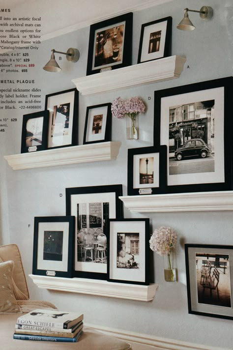 Fotografías, cuadros, Paredes, espacios, hogar, decoración, Shelves And Pictures Wall Display, Family Collage Wall Ideas Hallway, Photo Wall Collage With Shelves, Photo Frames On Shelf, Styling A Picture Ledge, Photo Wall With Shelves, Gallery Wall With Shelves Living Room, Photo Wall Shelves, Picture Wall Shelf Ideas