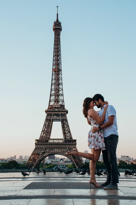 Eiffel Tower Couple Poses, Eiffel Tower Photography Couple, Paris Poses Photo Ideas Couple, Paris Photography Couples, Eiffel Photoshoot, Eiffel Tower Couple Pictures, Eiffel Tower Picture Ideas, Paris Couple Pictures, Paris Photography Eiffel Tower