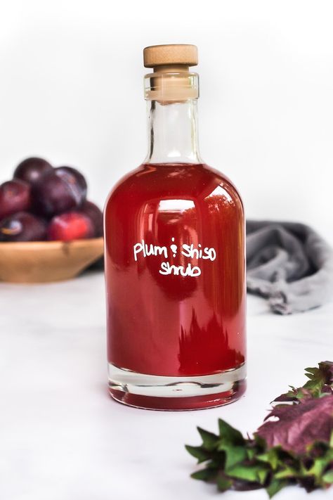 How to make a shrub, a flavorful, fruit-infused drinking vinegar used in cocktails, mocktails, vinaigrettes and sauces! This makes for a beautiful hostess gift! #shrubrecipe #shrub Shrub Drink, Shrub Recipe, Gin And Soda, Feasting At Home, Infused Vinegars, Drinking Vinegar, Vinegar Uses, Fruit Infused, Juicy Fruit