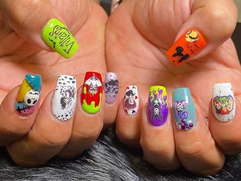 🎃 #dndgelpolish @dndgel #maniology @hellomaniology #maniologyambassador @clearjellystamper #fallnails #autumnnails #halloweennails #disney #disneynails #disneyvillains Dnd Gel Polish, Disney Nails, Disney Villains, Halloween Nails, Nails, Halloween, Disney