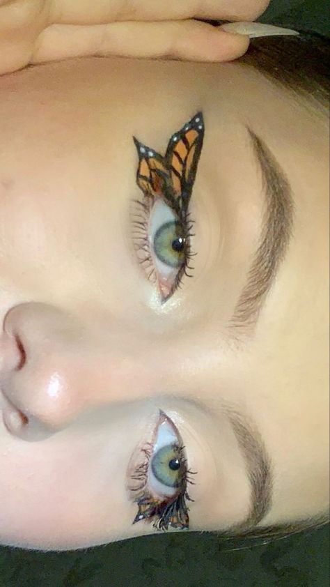 Butterfly Makeup Inspiration, Simple Butterfly Makeup Halloween, Butterfly Eye Face Paint, Monarch Butterfly Eye Makeup, Butterfly Wing Eye Makeup, Simple Butterfly Eye Makeup, Face Painting Aesthetic Butterfly, Butterfly Makeup Look Easy, Facepainting Ideas Aesthetic