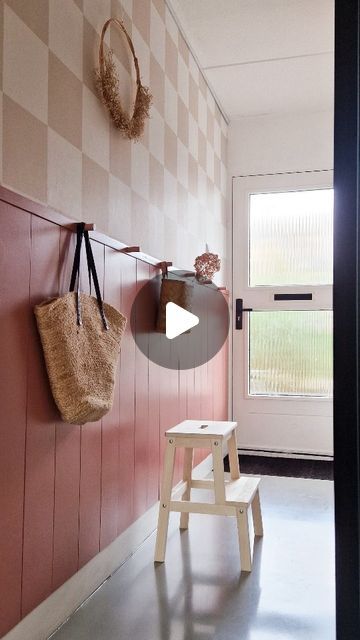 Missterieur - interior styling on Instagram: "Gangbaar...  Het was niet zo'n fijn einde van de week, maar life goes on. Nog een aai en liefdevol toegedekt, hebben we onze pluizebol een eeuwig plekje gegeven. En dan ga je ondertussen ook 'gewoon' weer over tot de orde van de dag. De gang moest echt weer gangbaar gemaakt worden. Het plannetje zat al even in mijn hoofd, de uitvoering was door drukte best een dingetje. Ontzettend blij dat hij nu weer 'gangbaar' gemaakt is met het prachtige behang (checker) van @happywall_com en een lambrisering in de kleur die zo fijn matcht in het geheel.  #happywall #happywalls #myhumblehome #softcolors #softtones #softaesthetic #softminimalism #softminimalstyle #interiordesign #interieurinspiratie #interiorinspiration #myhumblehome #smallhomes #cottagestyle Lambriseringen Gang, Life Goes On, Interior Styling, Bedroom, On Instagram