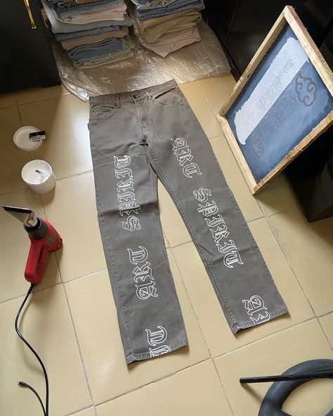 Amagon Uk’s “ART SPIRIT” in old English font letter graffiti 2024 custom jeans 👖👖👖…🔥🔥🔥. @amagon_uks #amagon_uks . . . . #foryou #custom #jeans #viral #customjeans #trending #2024 #hypebeast #instagram #explore #custompants #trend #y2k #lettergraffiti #graffiti #art #explorepage #screenprinting #behindthescenes #heatgun #home_studiyö #swag #fashion #highsnobiety #reworkedvintage #refashion #lettering #streetwear Graffiti Jeans, Ut Art, Painted Clothes Diy, Swag Fashion, Trending 2024, English Font, Old English Font, Denim Art, Custom Jeans