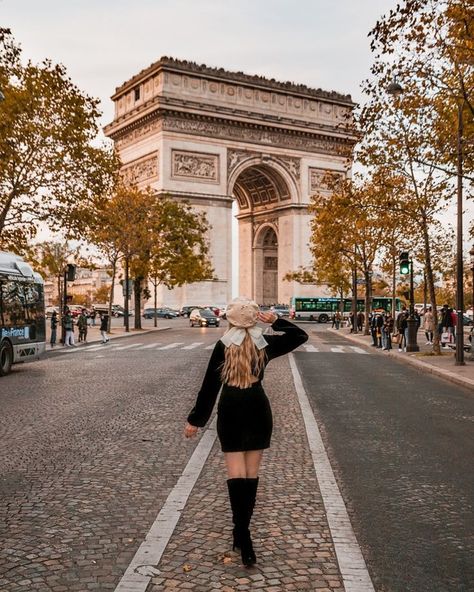 Here is the Arc de Triomphe in Paris during fall season! I love the revisit all the iconic places of Paris in fall, as the colors are really changing the mood! Place de l'étoile | Rond Point de l'Etoile Paris Shooting, Paris Photo Ideas, Paris Travel Photography, Paris Couple, Paris Vacation, Paris Pictures, Europe Photos, Paris Photography, Visit Paris