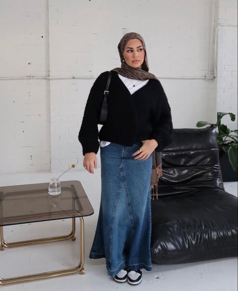 Long Denim Skirt Outfit Hijab, Hijab Jeans Skirt, Hijabi Jean Skirt Outfits, Denim Skirt With Hijab, Maxi Denim Skirt Hijabi, Denim Skirt Outfits, Winter Skirt, Sweatshirt Outfit, Hijab Outfit